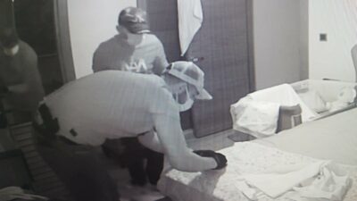 Bursa’da eli silahlı hırsızlar bebek kamerasına yakalandı!