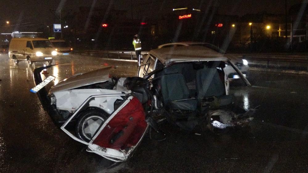 Bursa’da korkunç kaza! Kamyonun biçtiği araç ikiye ayrıldı