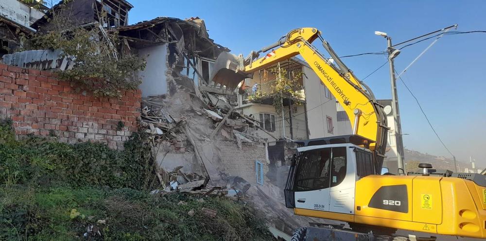 Osmangazi’de metruk binaların yıkımı sürüyor Osmangazi’de metruk binaların yıkımı sürüyor
