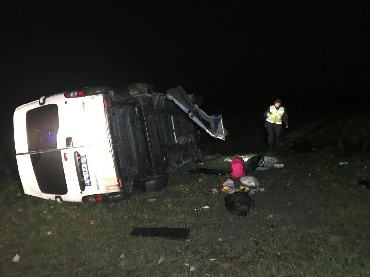 Göçmenleri taşıyan minibüs devrildi: 16 yaralı Göçmenleri taşıyan minibüs devrildi: 16 yaralı