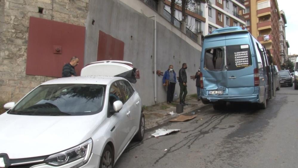 Yolcu dolu minibüsün şoförü bayıldı, araç kontrolden çıktı: 2 yaralı