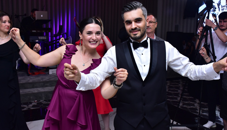 Oyuncu Aslıhan Gürbüz Bursa’da kardeşinin düğününde çiftetelli oynadı