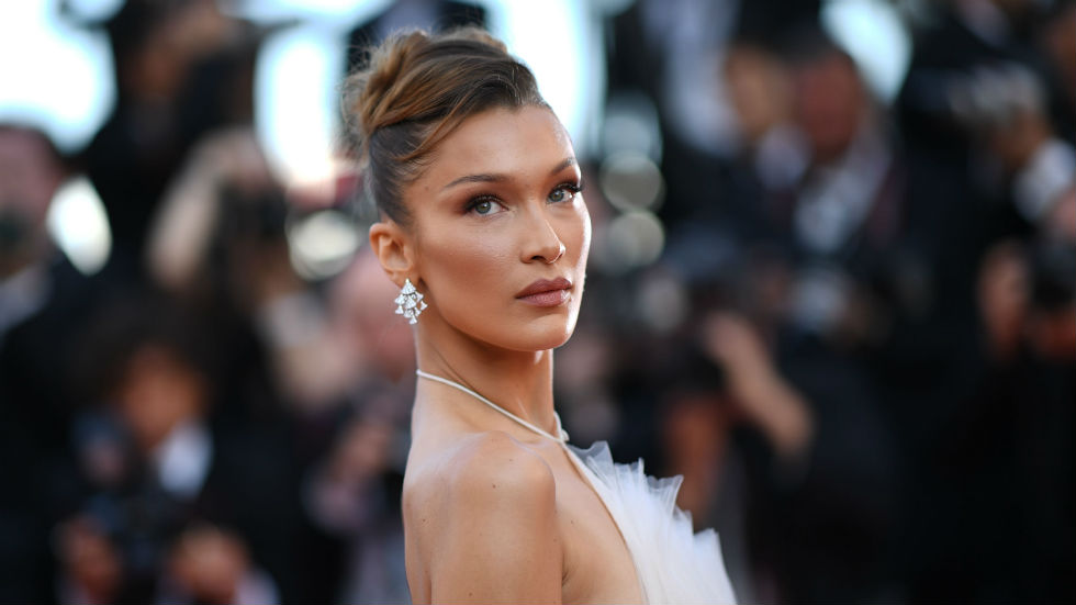 Bella Hadid zor günleri plajda geride bırakıyor