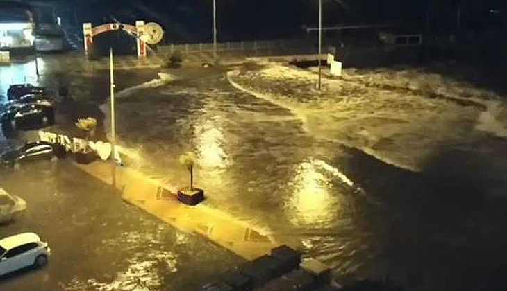 Bursa’da deniz taştı! Sahil sular altında kaldı!