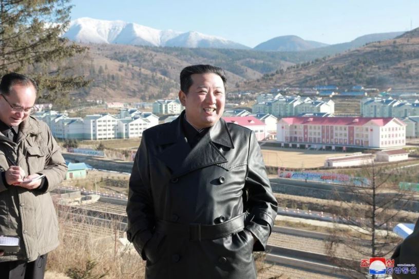 Kim Jong-Un zayıflayınca deri pardösü giydi