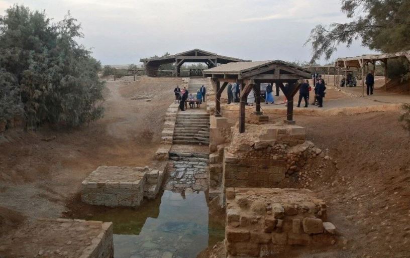 Prens Charles Şeria Nehri’nden su aldı