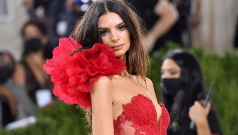 Emily Ratajkowski’nin kitabı en çok satanlar listesinde