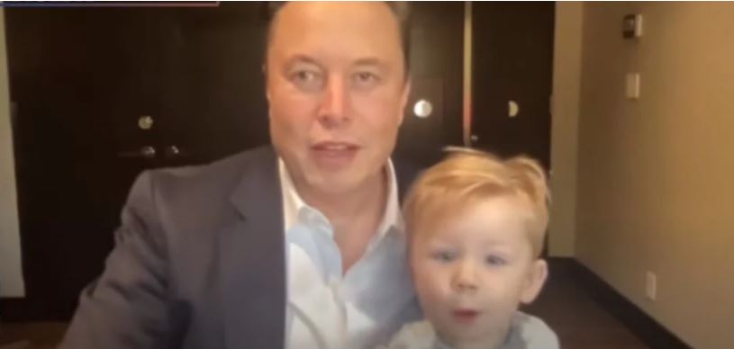 Elon Musk oğlu X AE A-XII ile kamera karşısında