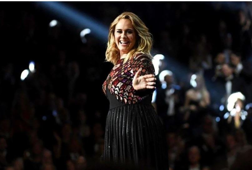 Adele konserinde öğretmenini görünce ağladı
