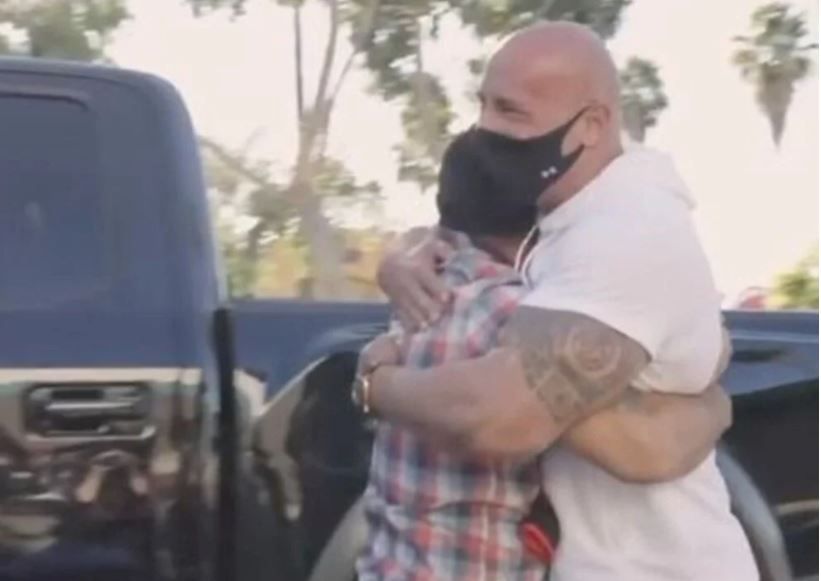 Dwayne Johnson hayranına arabasını hediye etti