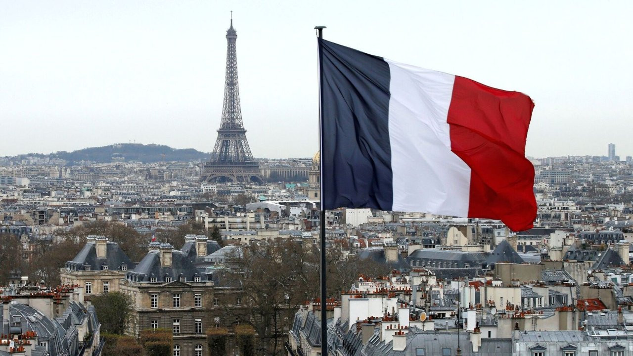 Fransa’da bayrak krizi! Kamuoyu ikiye bölündü
