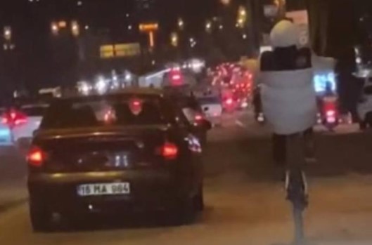 Bursa’da bisikletle tehlikeli yolculuk!