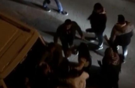 Bursa’da sokak ortasında tekme tokat kavga!
