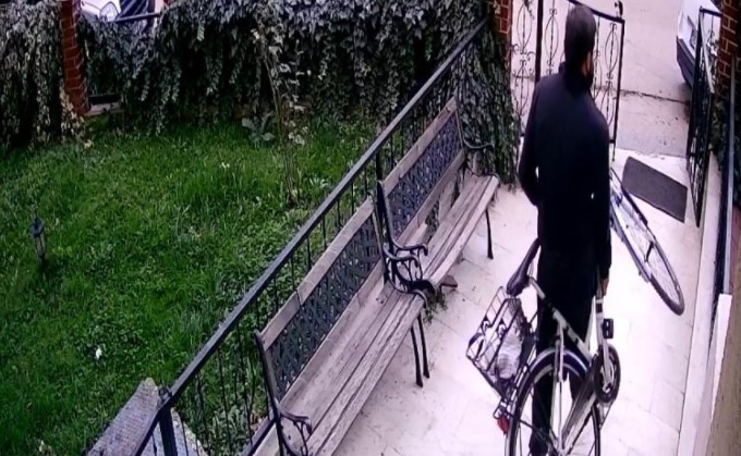 Bursa’da otopark kapısından girdiği apartmandan bisiklet çaldı