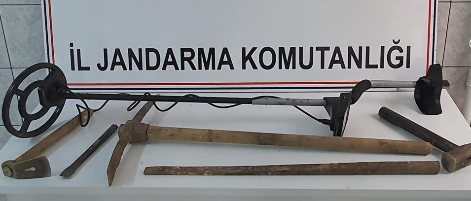 Jandarmadan definecilere suçüstü… Gözaltılar var! Jandarmadan definecilere suçüstü… Gözaltılar var!