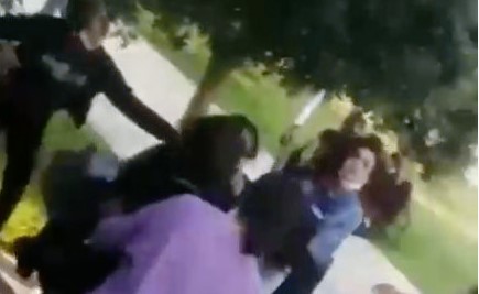 Liseli kızlar ekmek bıçağıyla birbirine girdi! Liseli kızlar ekmek bıçağıyla birbirine girdi!