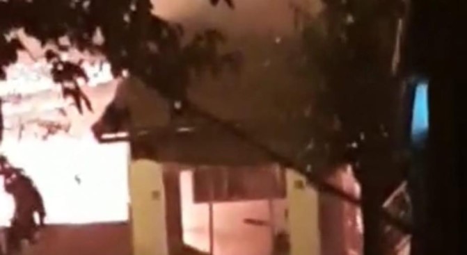 Bursa’da ilginç olay… Yanan evine odun attı!
