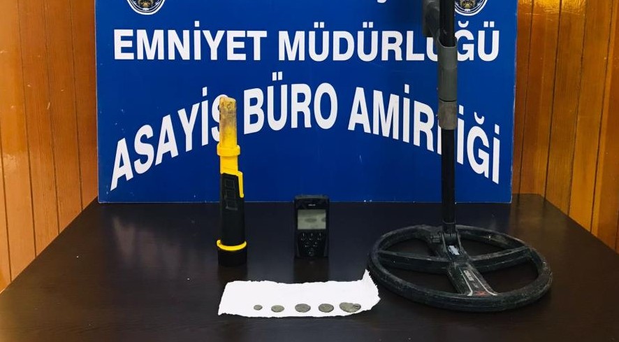 Define avcıları polisten kaçamadı: 4 gözaltı Define avcıları polisten kaçamadı: 4 gözaltı