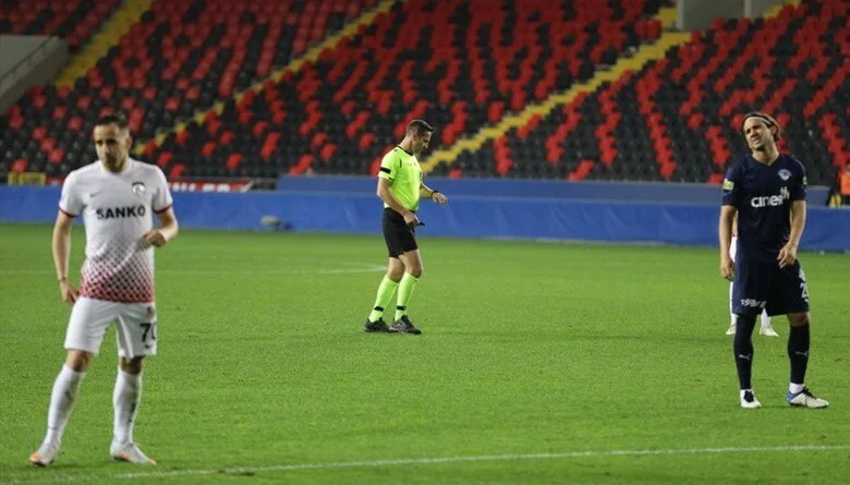 Süper Lig maçında tarihe geçen hata!