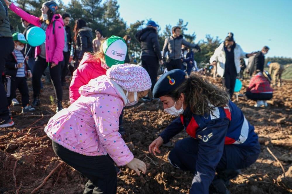 Bursa İl Jandarma Komutanlığı 6 bin fidanı toprakla buluşturdu