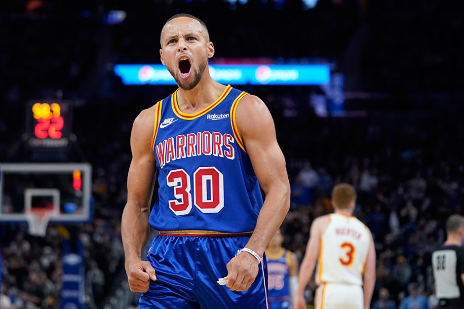 Curry’den tarihe geçen performans