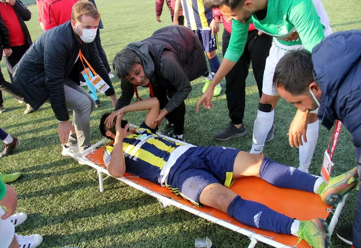 Dili boğazına kaçan futbolcu hastaneye kaldırıldı