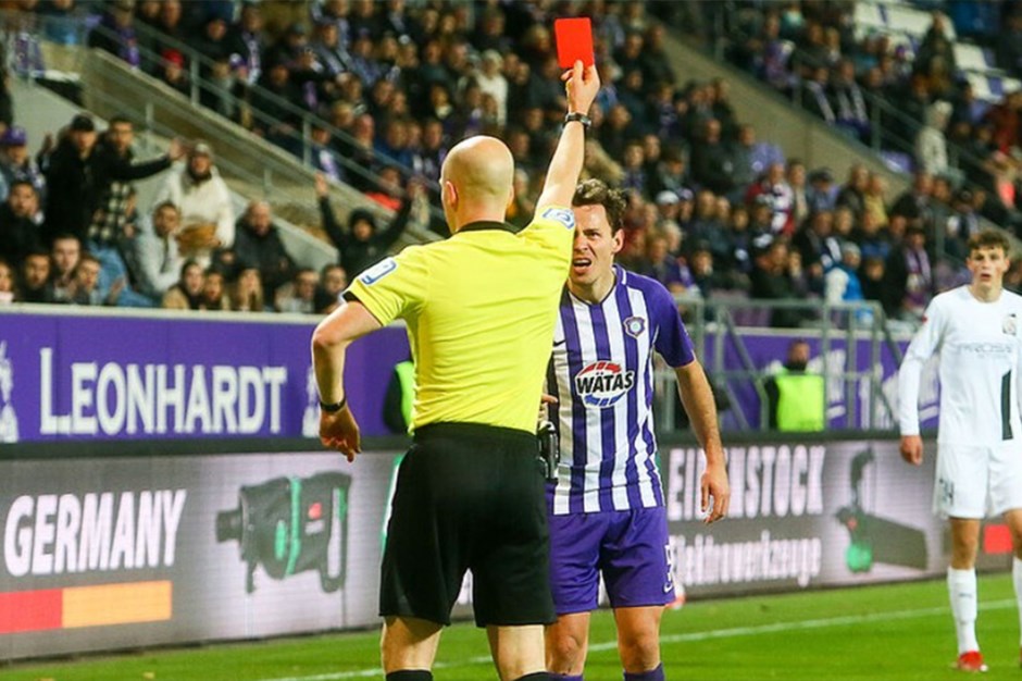 Hakeme tüküren futbolcuya rekor ceza