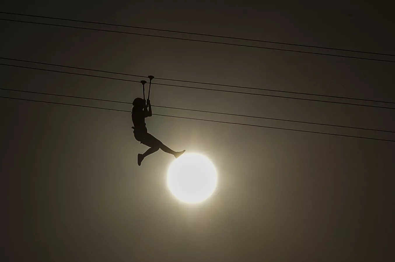 Zipline yaptığı sırada direğe çarparak can verdi