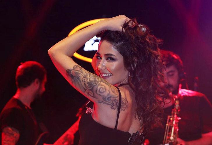 Melek Mosso’nun dekoltesine beğeni yağdı