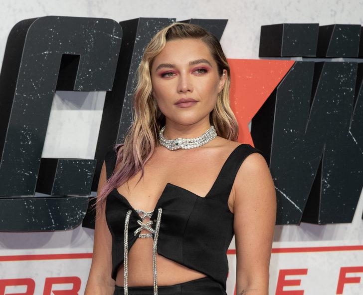 Florence Pugh burnunun ortasını deldirdi