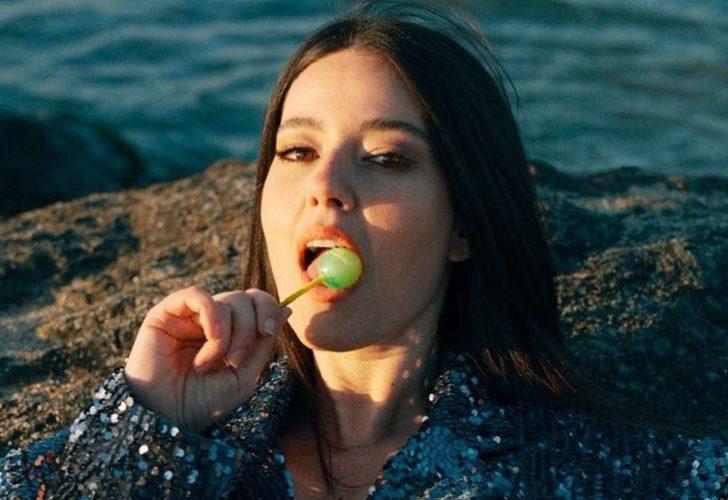 Pelin Akil göğüs dekoltesiyle Instagram’ı salladı!