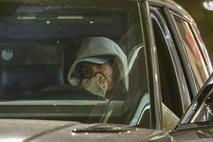 Megan Fox estetik merkezi çıkışı yüzünü gizledi