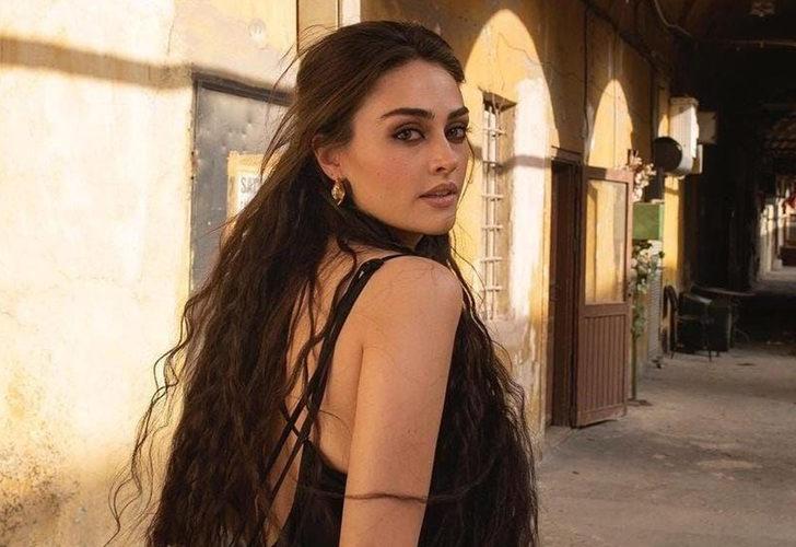 Esra Bilgiç toz toprak içinde paylaştı