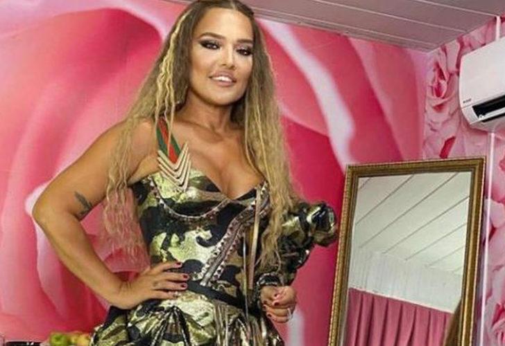 Rihanna’nın giydiği elbisede rötuş yaptı!