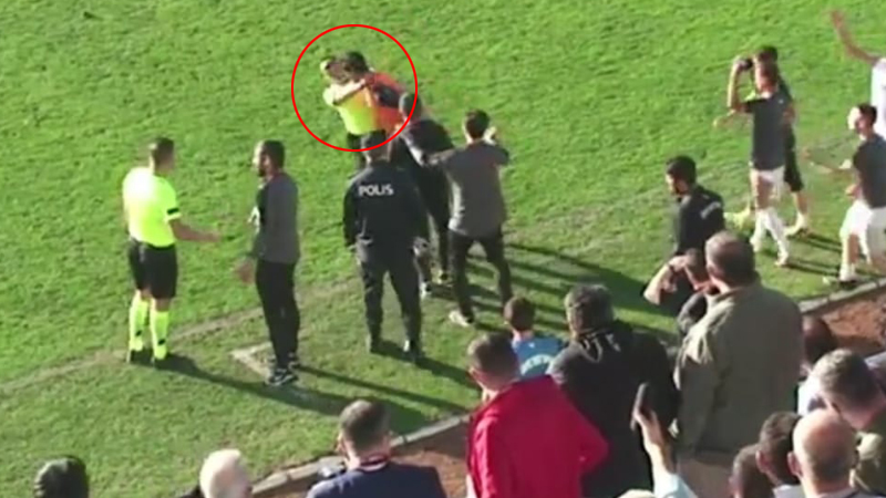 Kırmızı kart gören oyuncu hakeme kafa attı!