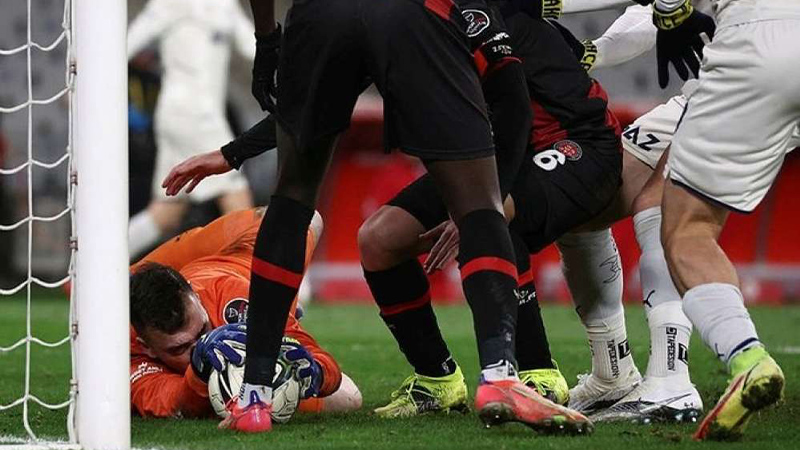 Emiliano Viviano, Fenerbahçe karşısında rekor kırdı