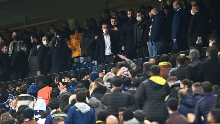 Kadıköy’de Ali Koç istifa tezahüratı!