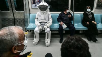 Şaşkın bakışlara yol açtı… Astronotun metro yolculuğu!