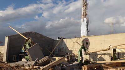 Erciş’te şiddetli rüzgar okulun çatısını uçurdu