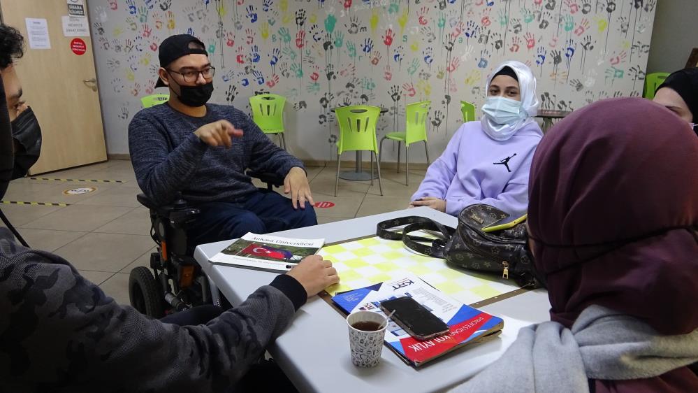 Yürüme engelli genç, Türkçe öğrenmek için 2 bin 500 kilometre yol kat etti
