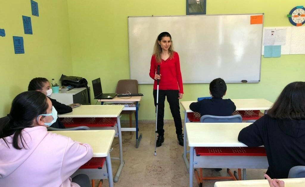 Bursa’da görme engelli öğretmenin en mutlu günü