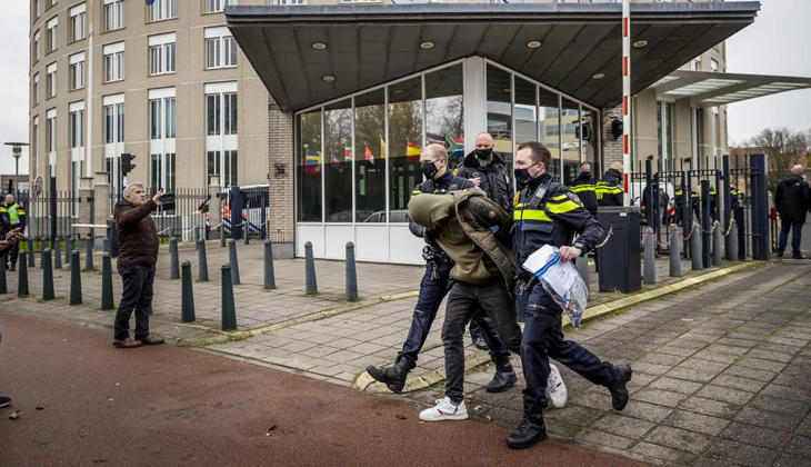 Hollanda’da bina basan 50 PKK yandaşına gözaltı