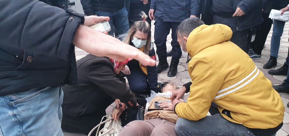 Bıçaklanan kadını ölümden jandarma kurtardı Bıçaklanan kadını ölümden jandarma kurtardı