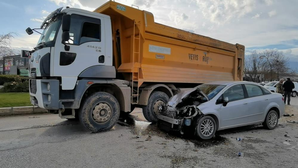 Bursa’da feci kaza… Otomobil ve kamyon çarpıştı: 1 yaralı Bursa’da feci kaza… Otomobil ve kamyon çarpıştı: 1 yaralı