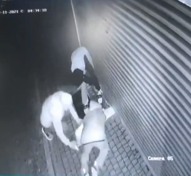 Bursa’da soygun… 3 hırsız kepengi kırıp dükkana girdi!
