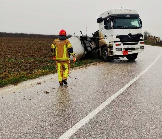 Bursa’da kimyasal yüklü tanker devrildi