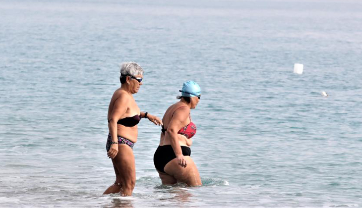 Antalya’da vatandaşlar denize girip, sahilde güneşlendi