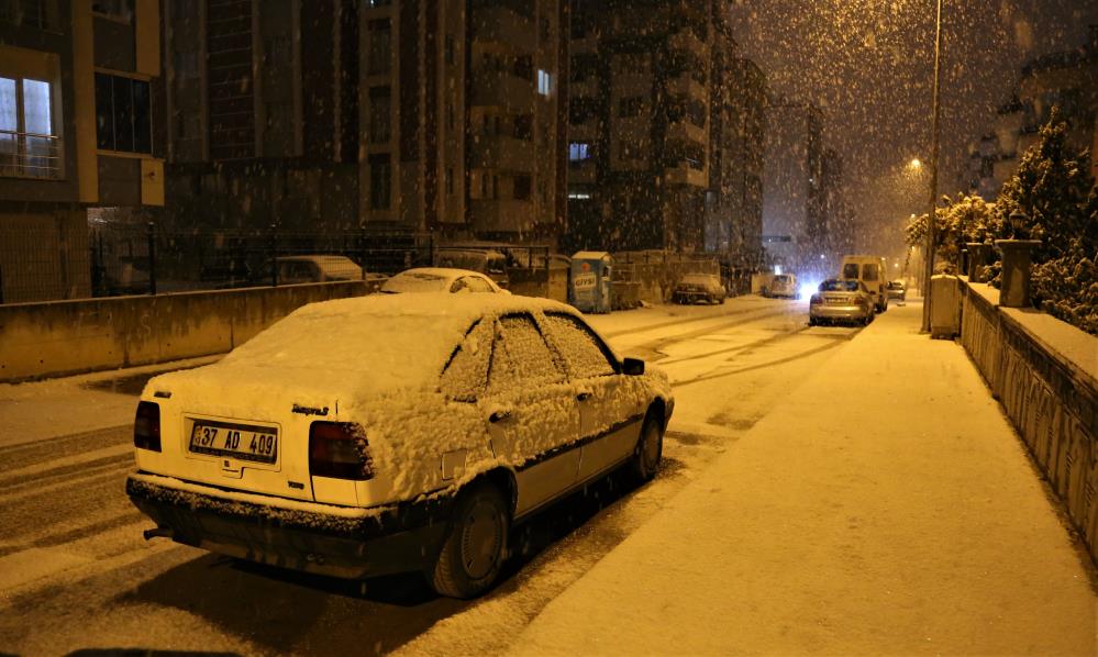 Kastamonu’da yoğun kar yağışı: Kent merkezi beyaza büründü