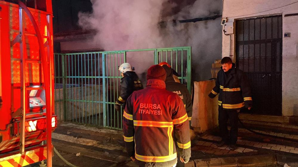 Bursa’da yangın paniği! 600 yıllık türbenin bitişiğinde çıktı