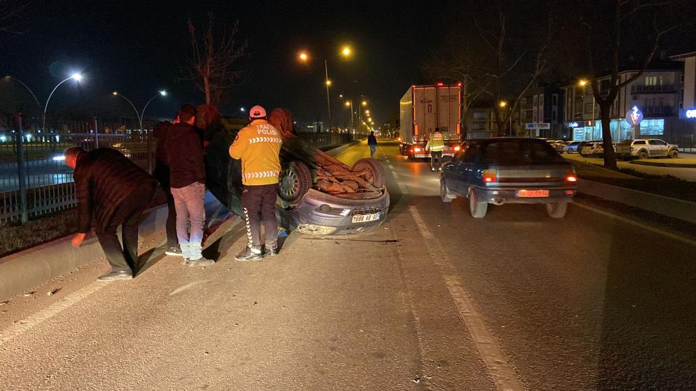 Otomobilin çarptığı koruma demirleri başka araca ok gibi saplandı